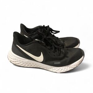 Nike Women's Black and White Athletic Shoes